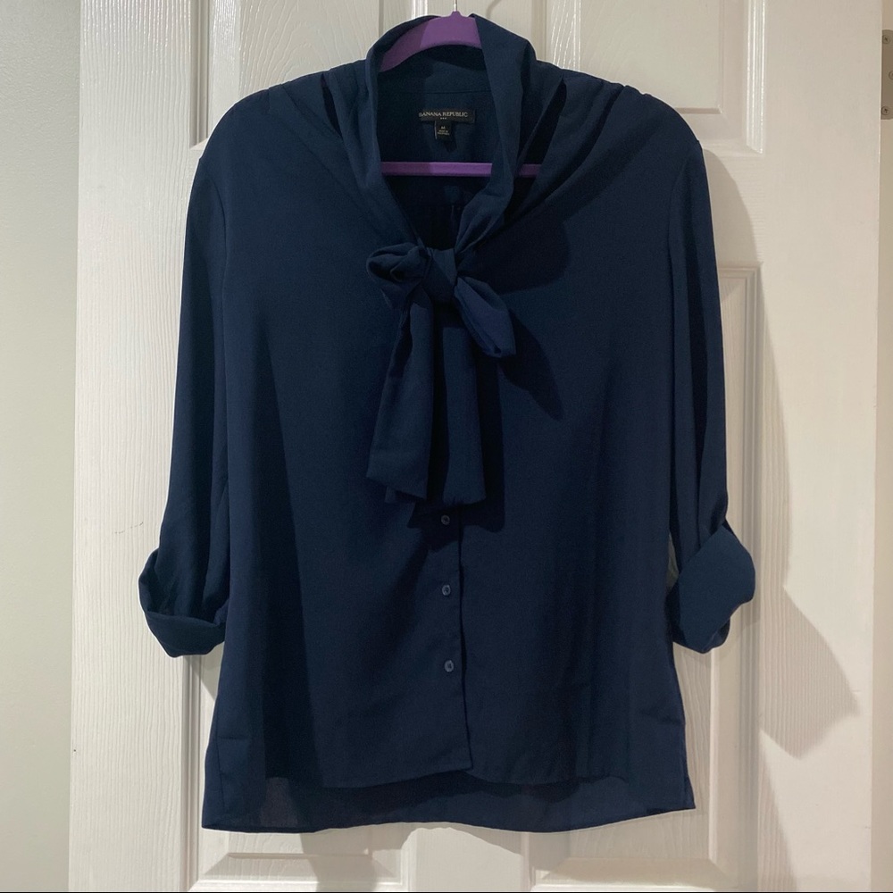 Banana Republic 3/4 Roll Sleeve Button Down w/ Pussycat Bow in Navy